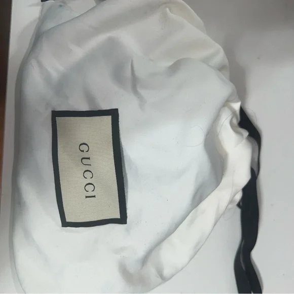 Gucci Black Leather Belt with Gold GG Buckle - Picture 2 of 4